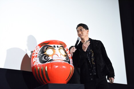 達磨に目を入れるムゲンの総長・琥珀役のAKIRA。