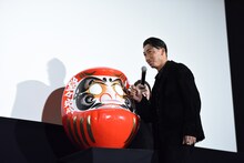 だるまに目を入れるAKIRA。