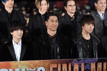 前列左から岩田剛典、AKIRA、TAKAHIRO。