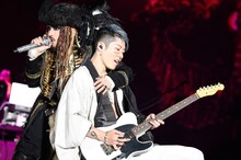 セッションを繰り広げるHYDE（VAMPS）とMIYAVI。
