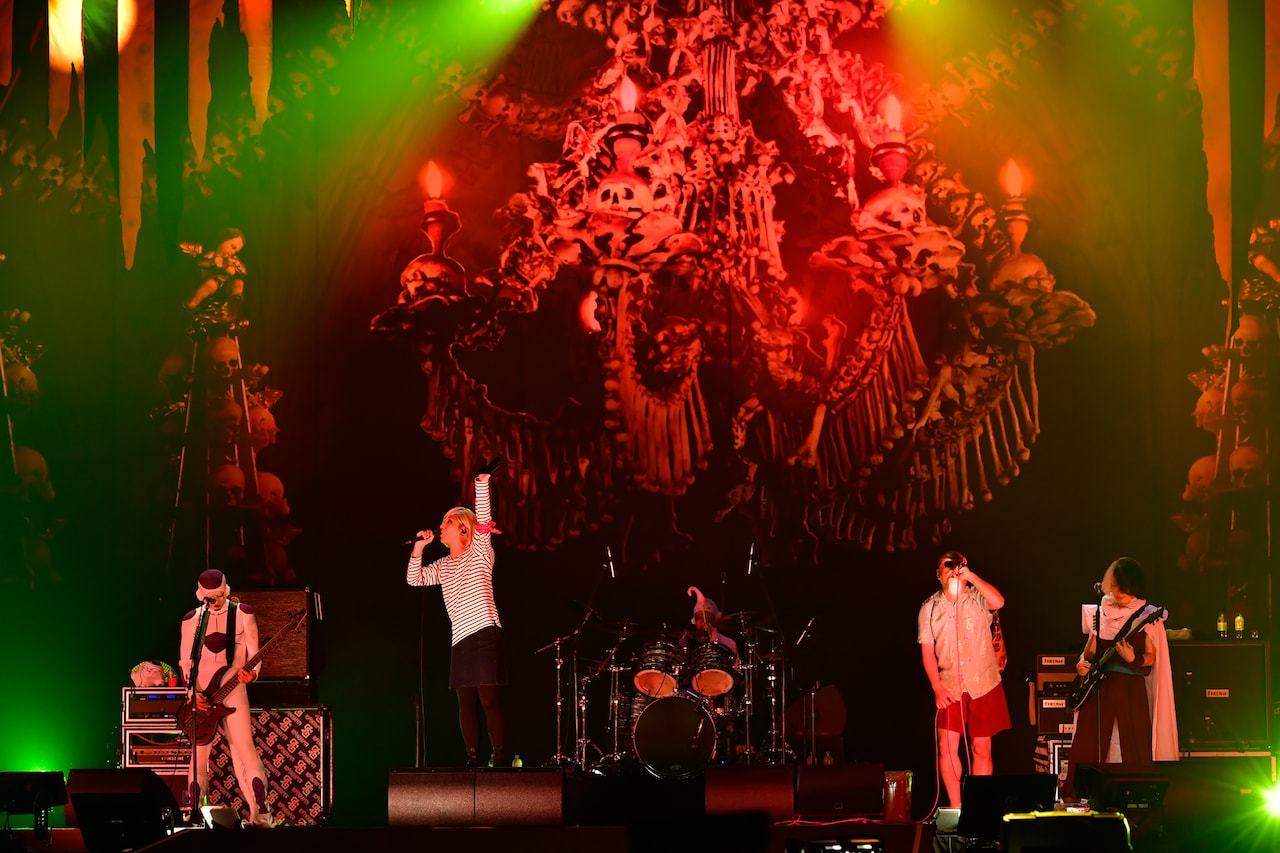 VAMPS ハロパコスプレKAZくんパペット 画像】HYDEはヴァンパイア、K.A.Zは狼男 VAMPS主宰『HALLOWEEN