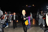 客席を練り歩くYOSHIKI（X JAPAN）。