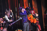 ボイスパーカッションで打ち上げ花火を表現する青木隆治。