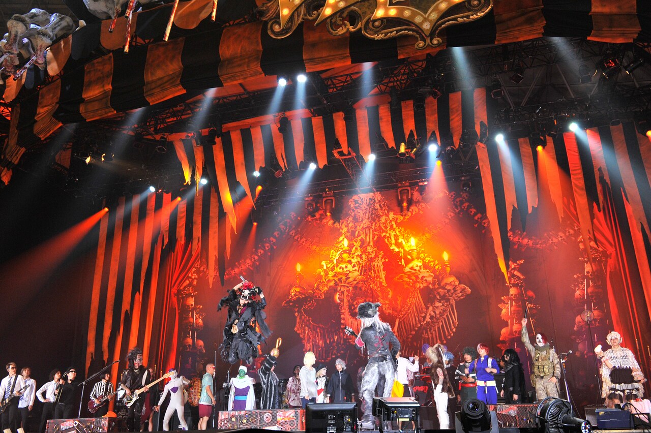 VAMPSハロパ初日、バンパイアHYDEに狼男K.A.Zら豪華仮装で幕開け