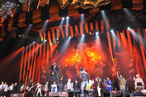 HALLOWEEN JUNKY ORCHESTRAパフォーマンス中の様子。