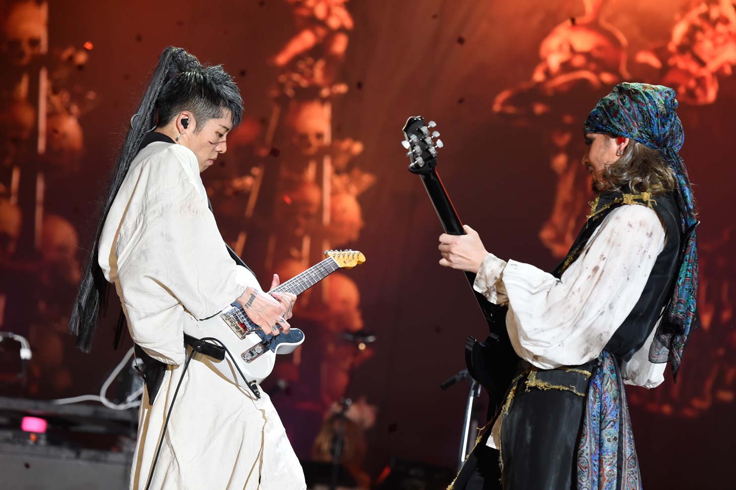 セッションを繰り広げるMIYAVIとK.A.Z（VAMPS）。