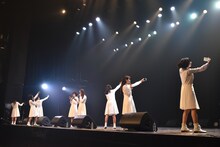 自撮りを楽しむアイドルネッサンス。