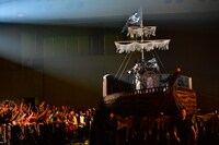 海賊船を模したフロートに乗り熱演するVAMPS。