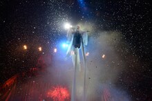 「DAMNED」を絶唱するHYDE（VAMPS）。