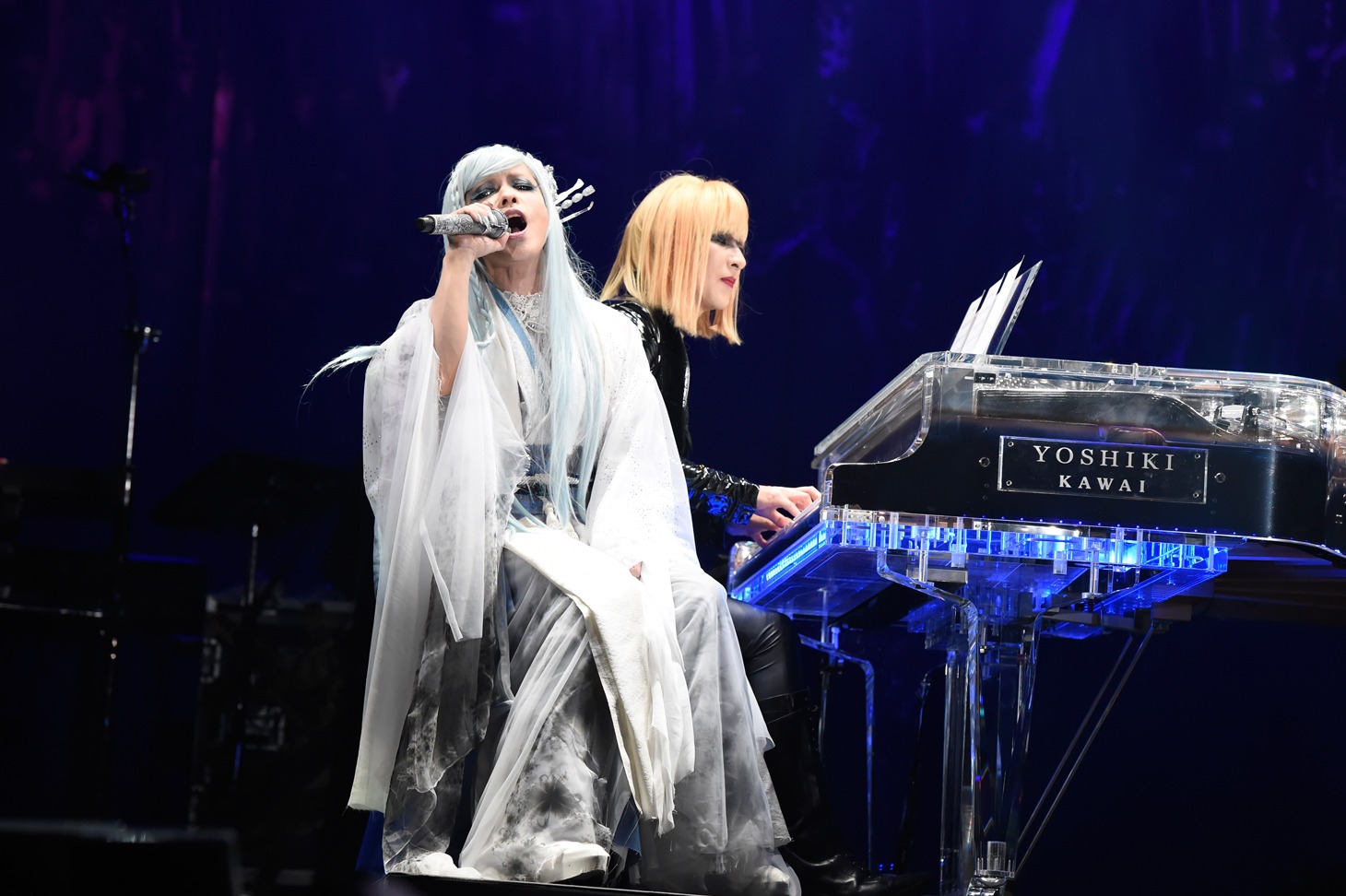 「ENDLESS RAIN」を披露するHYDE（VAMPS）とYOSHIKI（X JAPAN）。