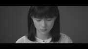 Little Glee Monster「ヒカルカケラ」ミュージックビデオのワンシーン。
