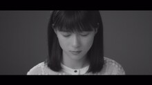 Little Glee Monster「ヒカルカケラ」ミュージックビデオのワンシーン。