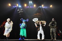 左から「HALLOWEEN COLLECTION」コーナーに登場した分島花音、Shinya（DIR EN GREY、SERAPH）、柩（GREMLINS、NIGHTMARE）、逹瑯（MUCC）。