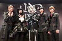 in NO hurry to shout;メンバーとKamikaze Boy（中央）。