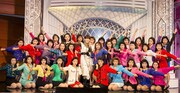 初共演が実現した荻野目洋子と登美丘高校ダンス部。（写真提供：ビクターエンタテインメント）