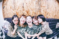 河野穂乃花を含むひめキュンフルーツ缶。（撮影：西槇太一）