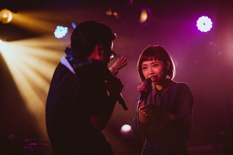 PUNPEEを見つめながら歌う一十三十一と、それに動揺するPUNPEE。（Photo by cherry chill will）