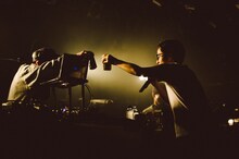 乾杯する原島“ど真ん中”宙芳とPUNPEE。（Photo by cherry chill will）