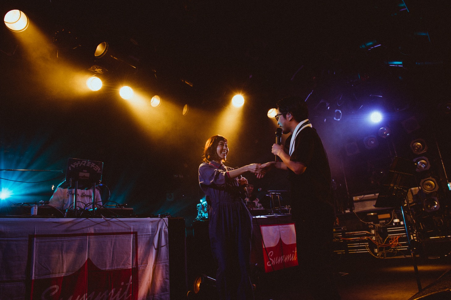 握手する一十三十一とPUNPEE。（Photo by cherry chill will）