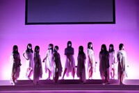 「『三次元マスク×欅坂46』新CM記者発表会」に登場した欅坂46メンバー。