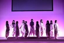 「『三次元マスク×欅坂46』新CM記者発表会」に登場した欅坂46メンバー。