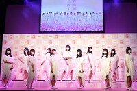 「『三次元マスク×欅坂46』新CM記者発表会」に登場した欅坂46メンバー。
