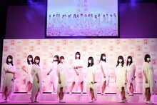 「『三次元マスク×欅坂46』新CM記者発表会」に登場した欅坂46メンバー。