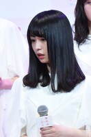 モニターでCMのメイキング映像を観る長濱ねる。