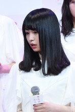 モニターでCMのメイキング映像を観る長濱ねる。