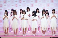 モニターでCMのメイキング映像を観る欅坂46メンバー。