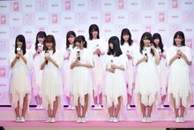 モニターでCMのメイキング映像を観る欅坂46メンバー。