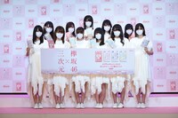 マスクを着用した欅坂46メンバー。
