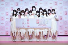 マスクを着用した欅坂46メンバー。