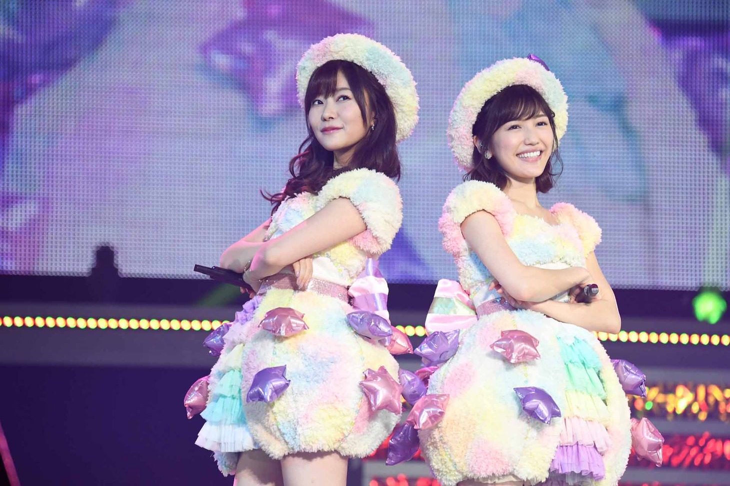 指原莉乃と渡辺麻友。 (c)AKS