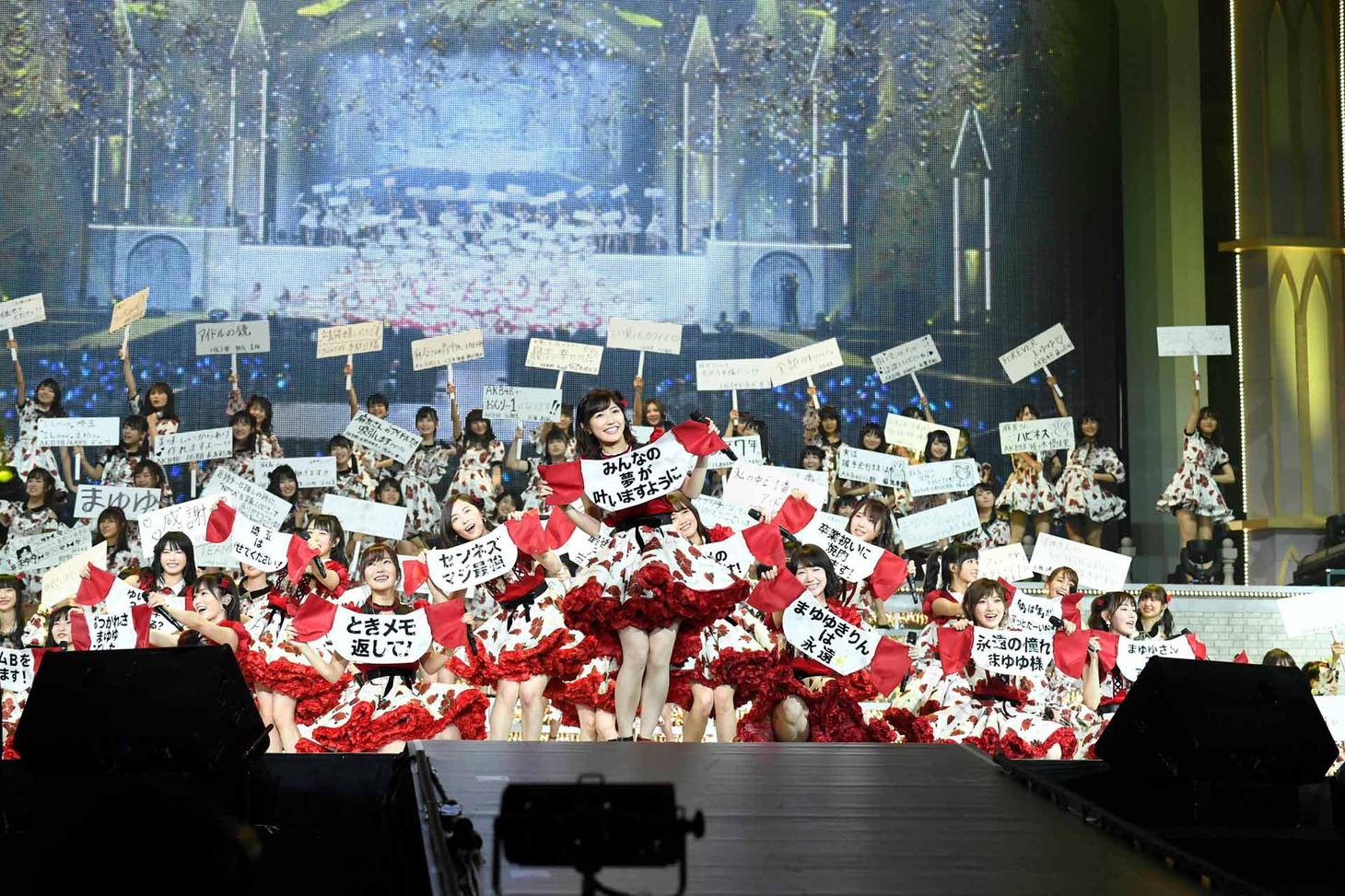 AKB48「渡辺麻友卒業コンサート～みんなの夢が叶いますように～」の様子。 (c)AKS