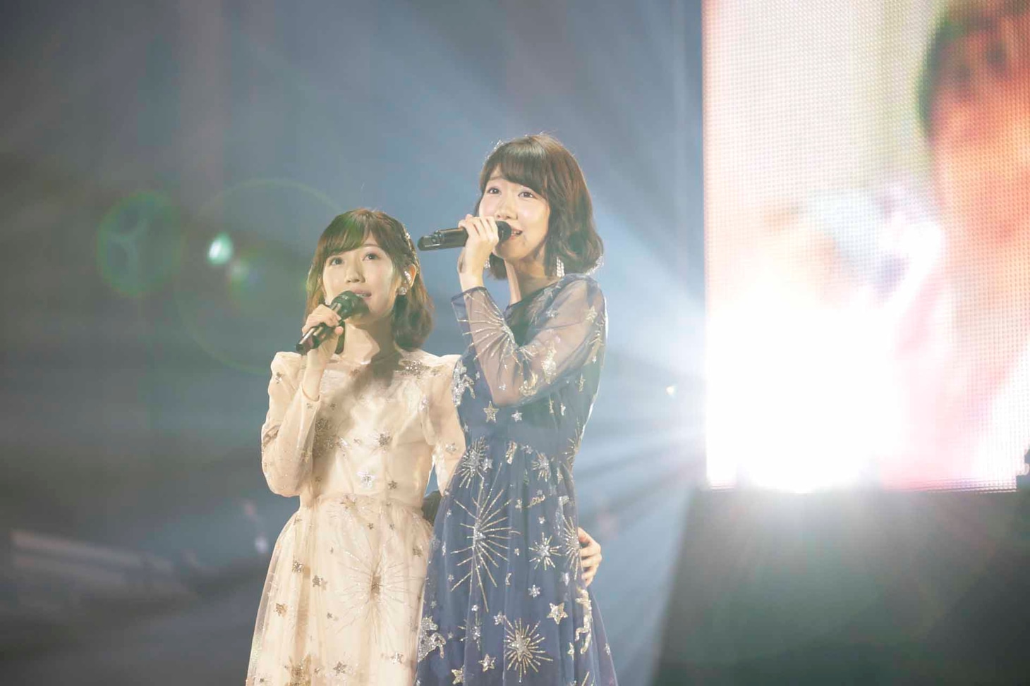 渡辺麻友と柏木由紀。 (c)AKS