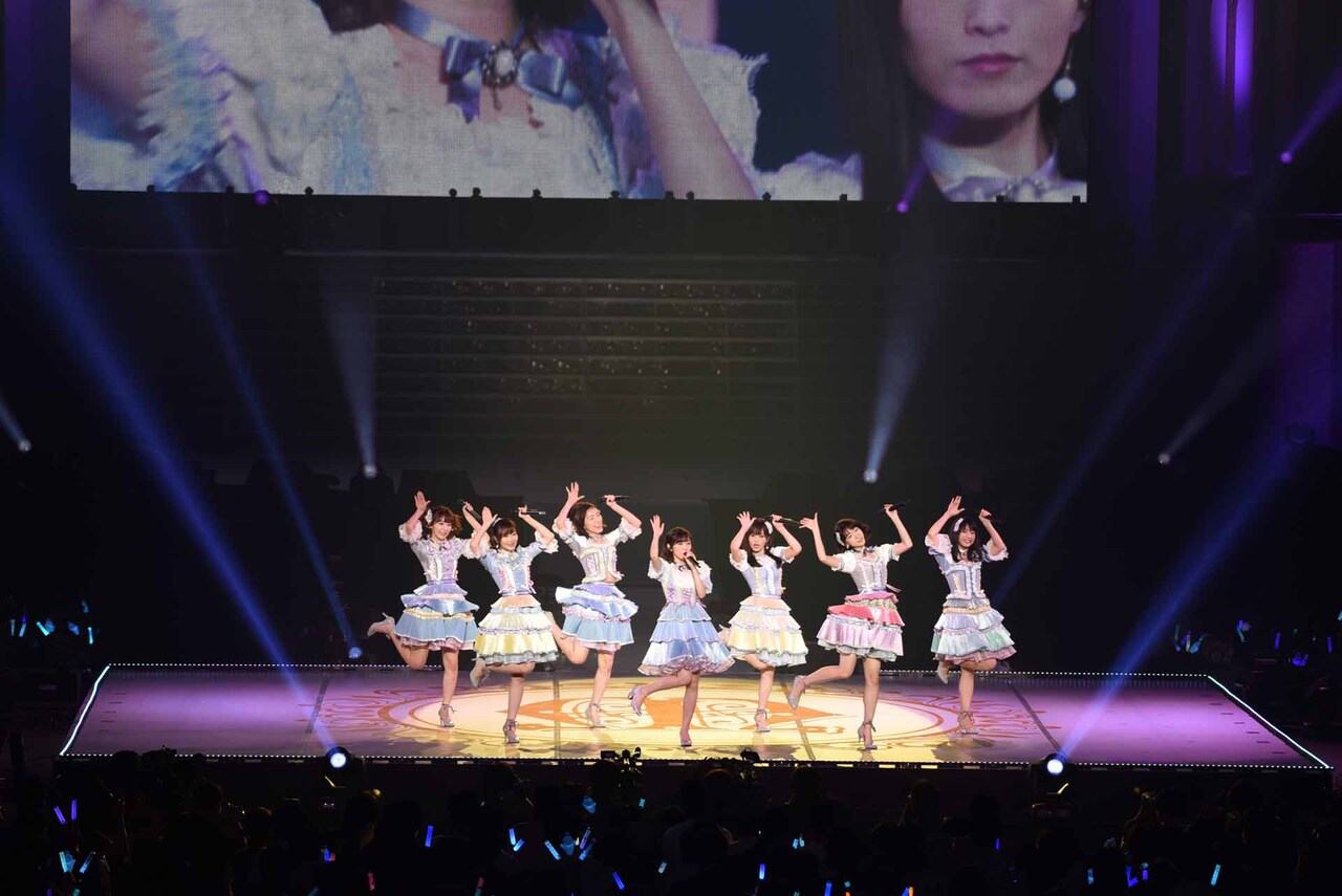 AKB48「渡辺麻友卒業コンサート～みんなの夢が叶いますように～」の様子。