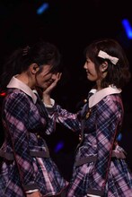 横山由依と渡辺麻友。