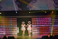 「アボガドじゃね～し…」を歌う渡辺麻友、指原莉乃。