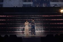 「悲しい歌を聴きたくなった」を歌う渡辺麻友、柏木由紀。