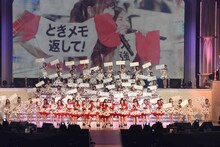 「心のプラカード」を披露するAKB48。