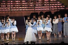 AKB48「渡辺麻友卒業コンサート～みんなの夢が叶いますように～」の様子。