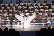 AKB48「渡辺麻友卒業コンサート～みんなの夢が叶いますように～」の様子。