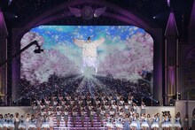 AKB48「渡辺麻友卒業コンサート～みんなの夢が叶いますように～」の様子。