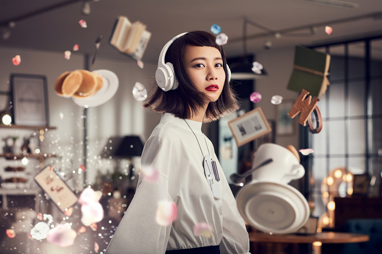 三戸なつめが大人なビジュアルに、ワイヤレスヘッドフォンで“解放される瞬間”描く