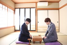 将棋を指すユースケとコーイチ。