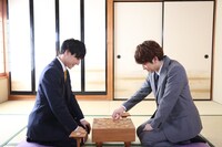 将棋を指すユースケとコーイチ。