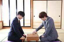 将棋を指すユースケとコーイチ。