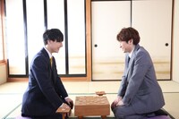 将棋を指すユースケとコーイチ。