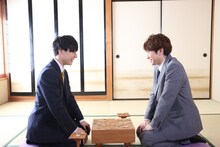 将棋を指すユースケとコーイチ。